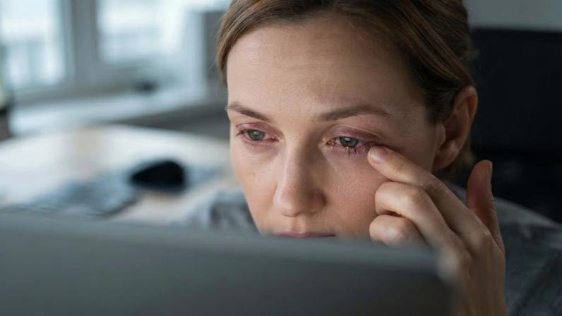 Uso prolongado de telas afeta o filme lacrimal. (Foto: Fala Ciência via Gemini)