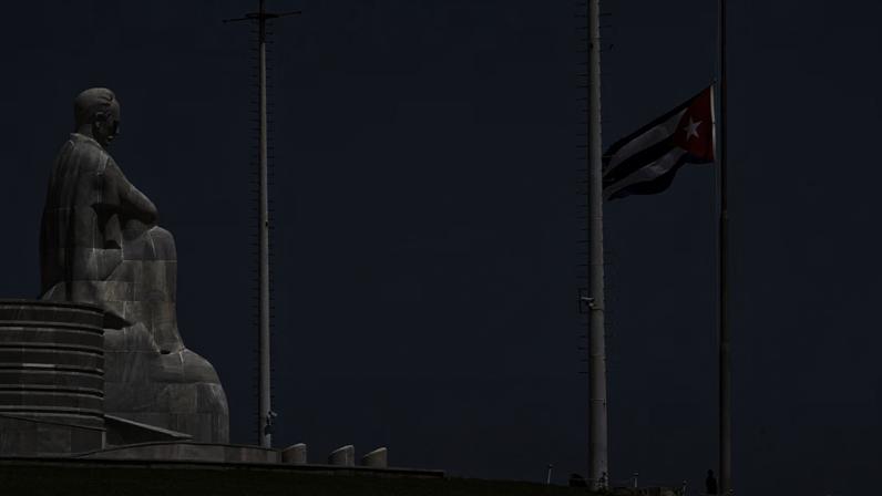 Vista da bandeira de Cuba a meio mastro em frente ao Memorial José Martí durante o luto nacional pela morte do comandante Ramiro Valdés, em Havana, em 23 de junho de 2026