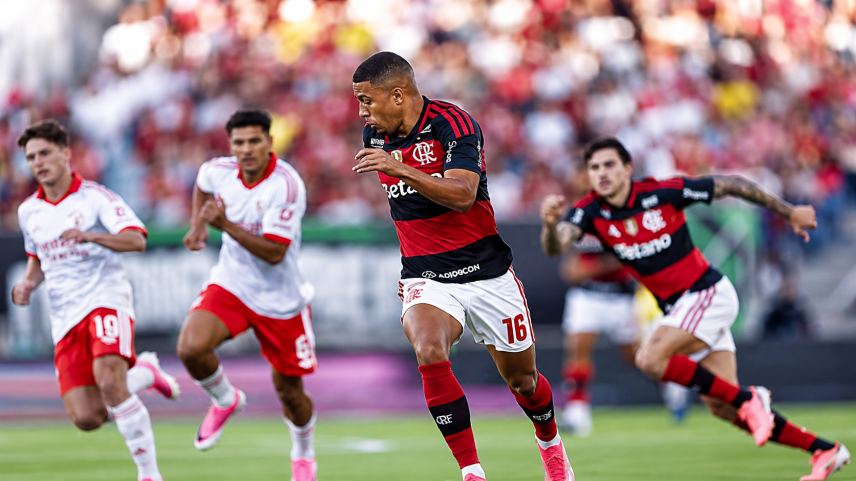 Com gol e assistência de Lino, Flamengo vence Benfica em amistoso