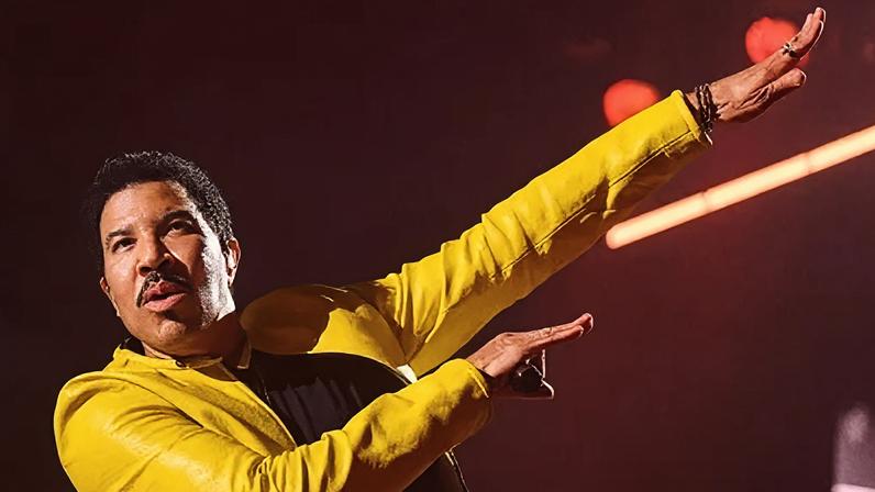 Lionel Richie volta aos palcos após cancelar dois shows