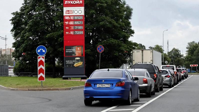 Fila de carros em posto de gasolina na Rússia após ataque da Ucrânia