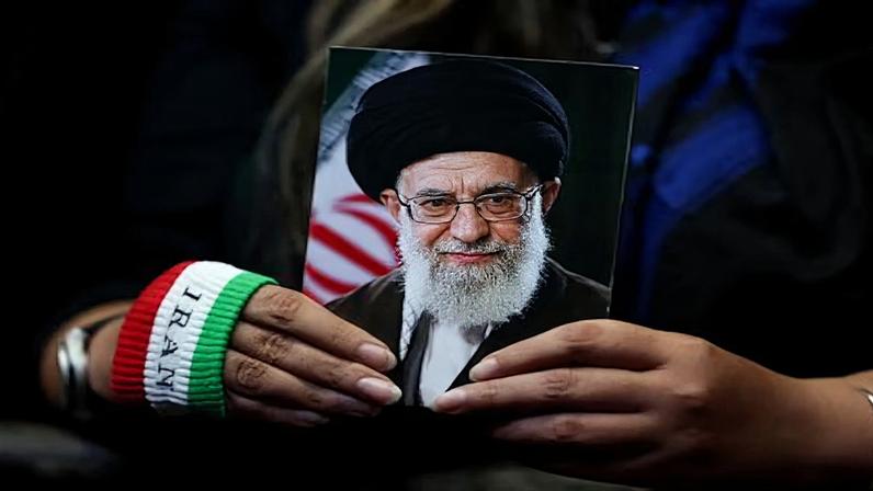 Foto do falecido líder supremo iraniano, aiatolá Ali Khamenei, em Teerã 29 de maio de 2026 Majid Asgaripour/WANA via REUTERS