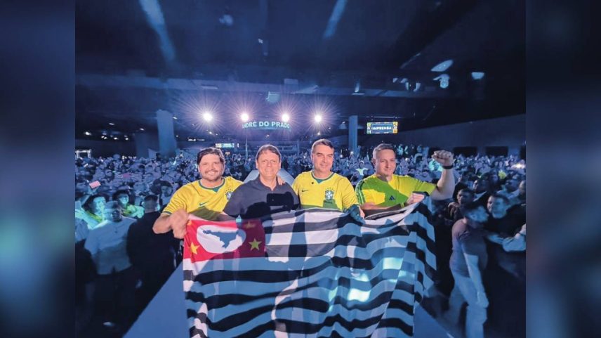 VANTAGEM - O governador, com Flávio e pré-candidatos ao Senado, em Guarulhos: reeleição mais perto após desistências