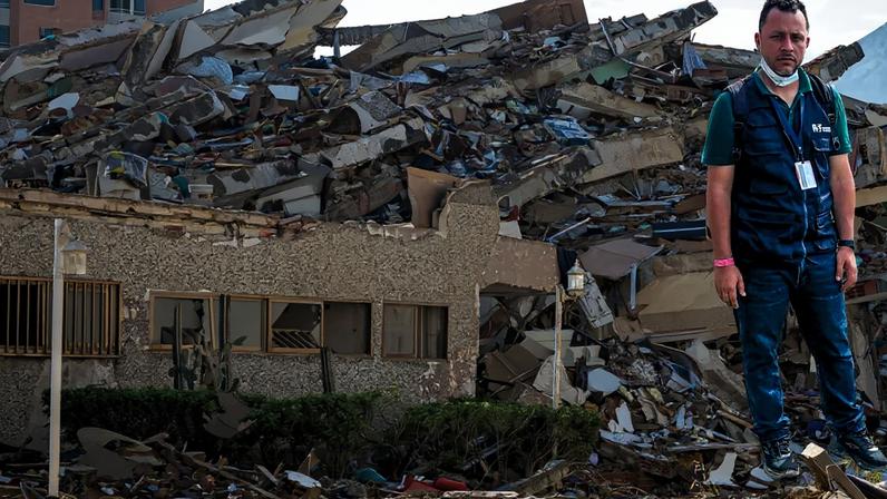 DESOLAÇÃO - Prédio destruído em Caracas e o correspondente Santiago Martínez: “Só resta rezar”
