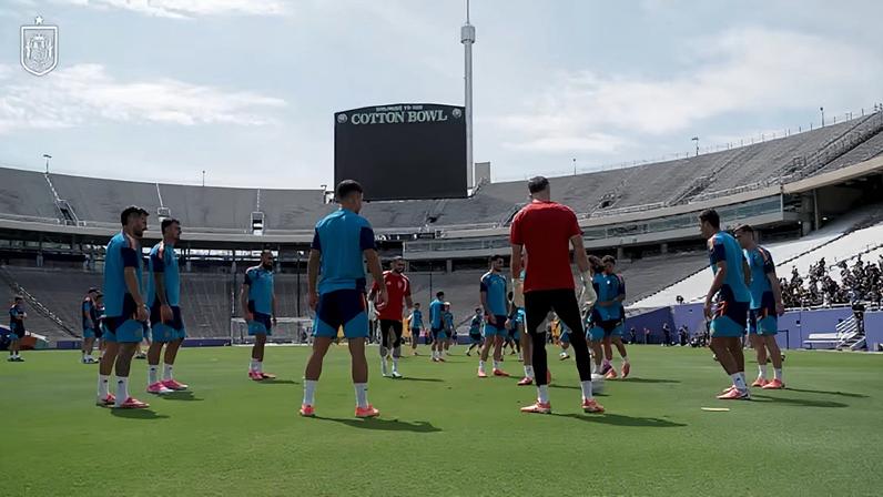 A Espanha realizou o último treino no Cotton Bowl Stadium antes do confronto com Portugal pelas oitavas de final da Copa do Mundo da FIFA, acertando os últimos detalhes para a partida.