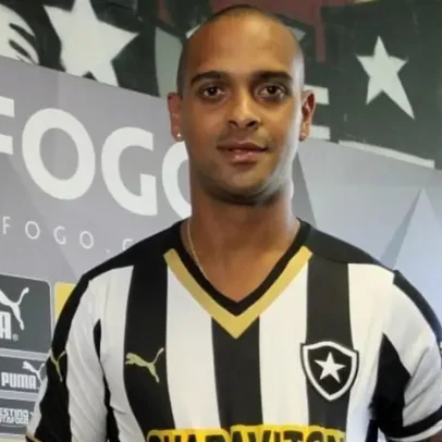 Tássio, ex-atacante do Botafogo, morre aos 41 anos durante ventania no Rio