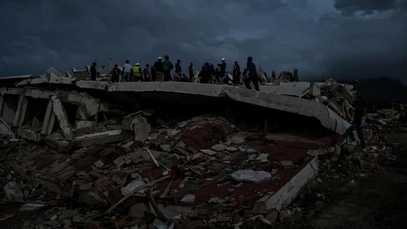 Voluntários e equipes de resgate ajudam a localizar sobreviventes em um prédio desabado em Caraballeda, no Estado de La Guaira, na Venezuela