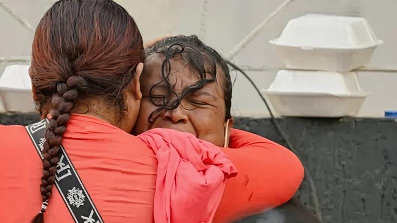 Pessoas se abraçam enquanto as operações de resgate continuam após os terremotos que atingiram o país em La Guaira, na Venezuela, em 27 de junho de 2026.