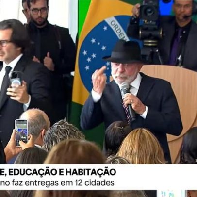 Lula faz gesto com o dedo do meio durante discurso no Planalto