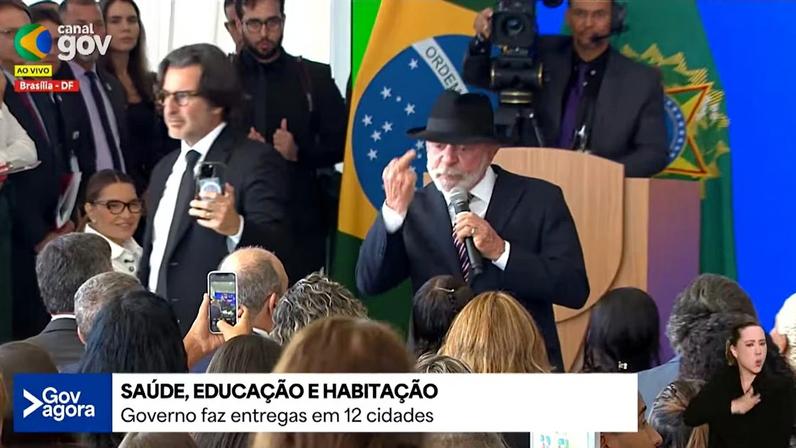 O presidente Luiz Inácio Lula da Silva mostra o dedo do meio em transmissão ao vivo do governo federal