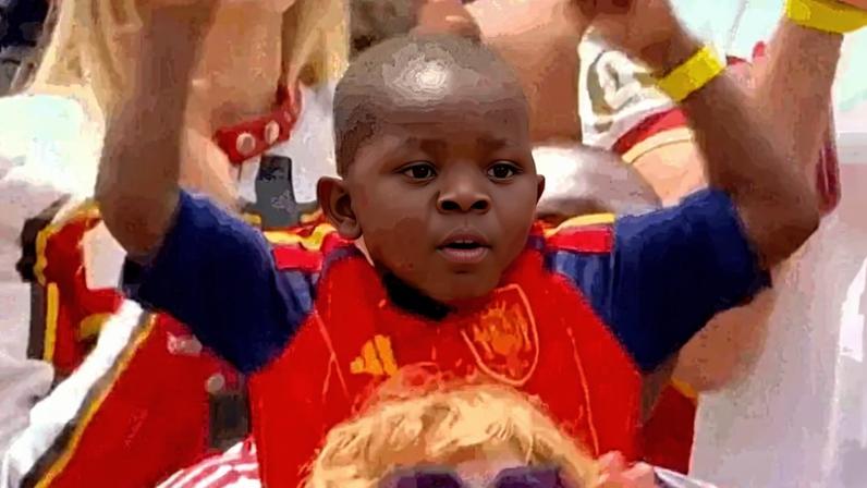 Menino viralizou ao comemorar o terceiro gol da Espanha sobre a Áustria