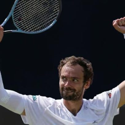 Vitória em Wimbledon leva o algoz de João Fonseca às lágrimas