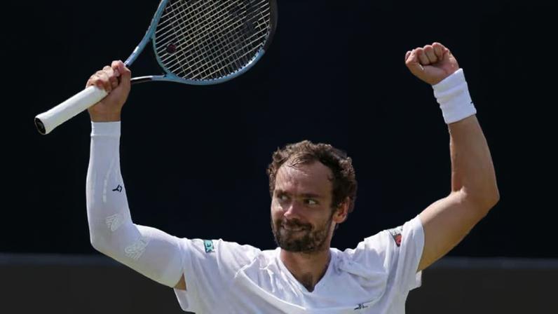 Vitória em Wimbledon leva o algoz de João Fonseca às lágrimas