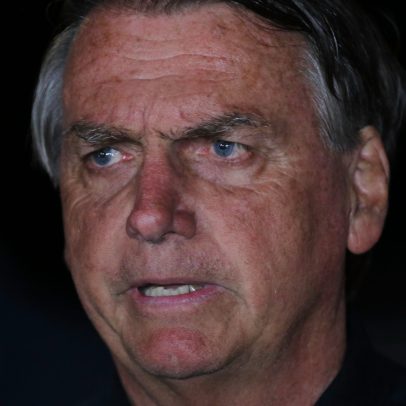 Bolsonaro deve entregar fuzis, pistolas e espingardas por ordem de Moraes