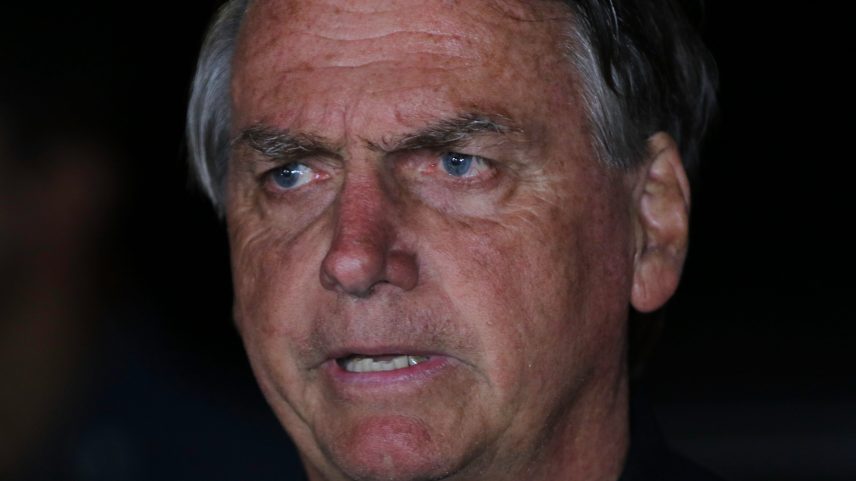 Bolsonaro terá de entregar arsenal à PF em até 48 horas