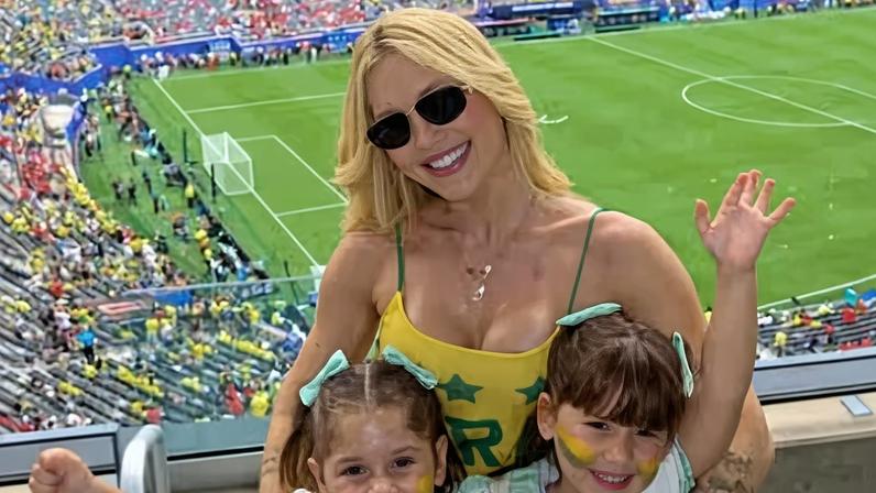 Virginia com as filhas no estádio