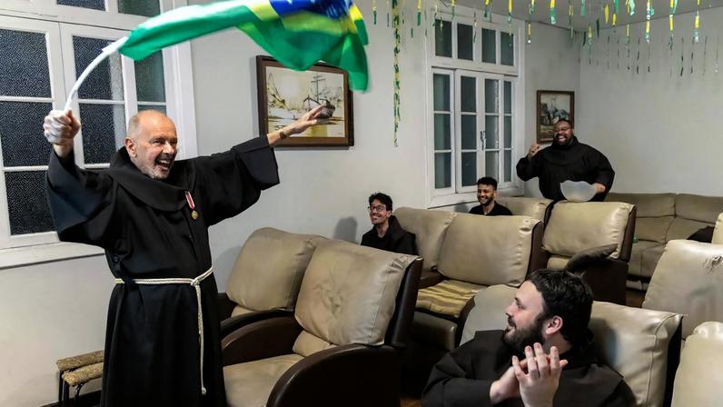 Frei Sérgio Calixto, de 90 anos, assiste ao jogo entre Brasil e Noruega no convento São Francisco