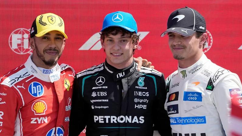 Lewis Hamilton, Kimi Antonelli e Lando Norris no pódio da Fórmula 1.