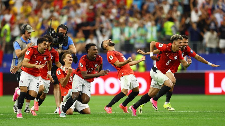 Jogadores do Egito comemoram última cobrança de pênalti convertida sobre a Austrália na Copa do Mundo