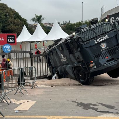Viatura da PM cai em buraco antes do show de Harry Styles em SP; veja vídeo