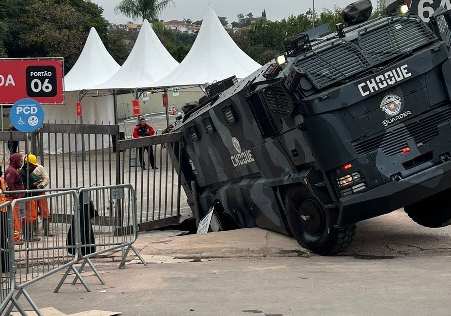 Viatura da PM cai em buraco antes do show de Harry Styles em SP; veja vídeo