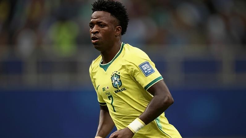 Vinicius Jr durante a partida do Brasil na Copa
