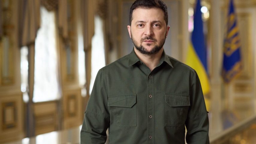 Presidente da Ucrânia Volodymyr Zelensky veste camisa verde