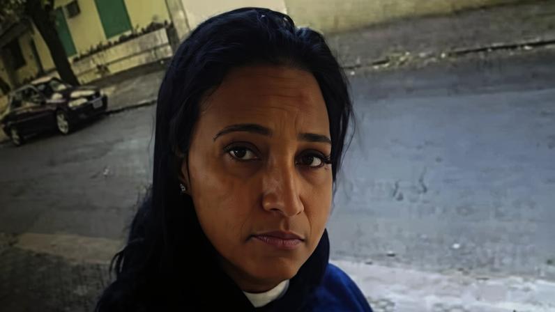 De acordo com depoimentos de familiares da própria suspeita, ela enfrentava uma grave crise financeira e acumulava dívidas com agiotas