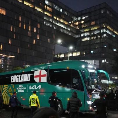 Vaias de mexicanos marcam chegada da Inglaterra ao hotel antes da Copa