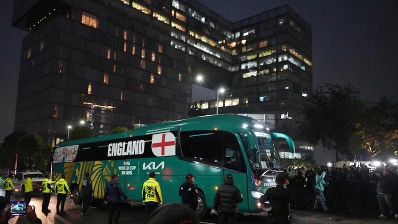 Seleção inglesa foi hostilizada na chegada ao México para confronto das oitavas da Copa do Mundo.
