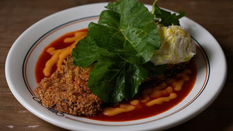 Pratos vegetarianos do restaurante Quincho, da chef Mari Sciotti. Parmegiana de beringela (com molho vermelho de tomate), bobó de palmito e strogonofe de cogumelos. Retratos da chef com os três pratos. Foto Tiago Queiroz/Estadão.