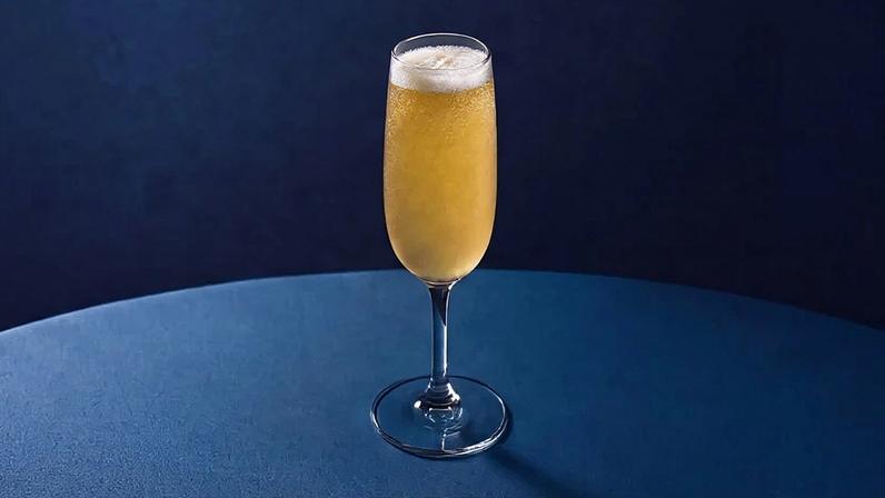 No século 20, o French 75 virou presença obrigatória nos bares dos grandes hotéis internacionais — do Savoy, em Londres, ao Ritz Paris e o The Plaza, em Nova York