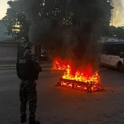 Operação na Cidade de Deus fecha via com ônibus atravessados