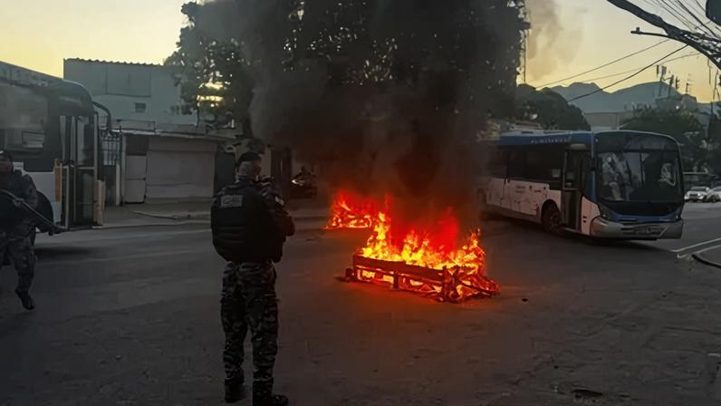 Barricada em chamas durante operação da Polícia Militar na Cidade de Deus, na Zona Oeste do Rio, nesta sexta-feira (3). A ação provocou interdições e mudanças no trânsito da região.
