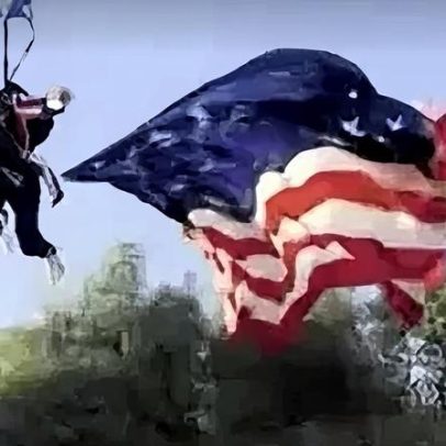 Paraquedista com bandeira dos EUA cai em tenda na Califórnia; vídeo