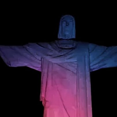 Cristo Redentor é iluminado em homenagem à independência dos EUA