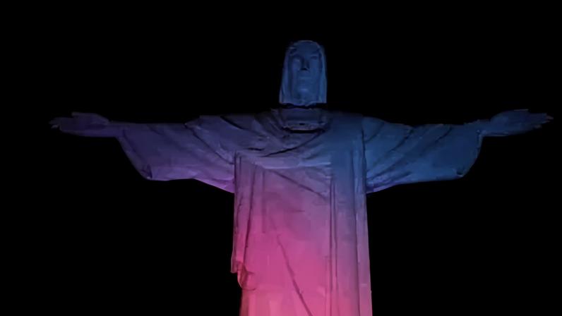 Cristo Redentor iluminado em homenagem aos EUA