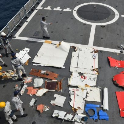 Equipes encontram destroços de avião que caiu no Paquistão