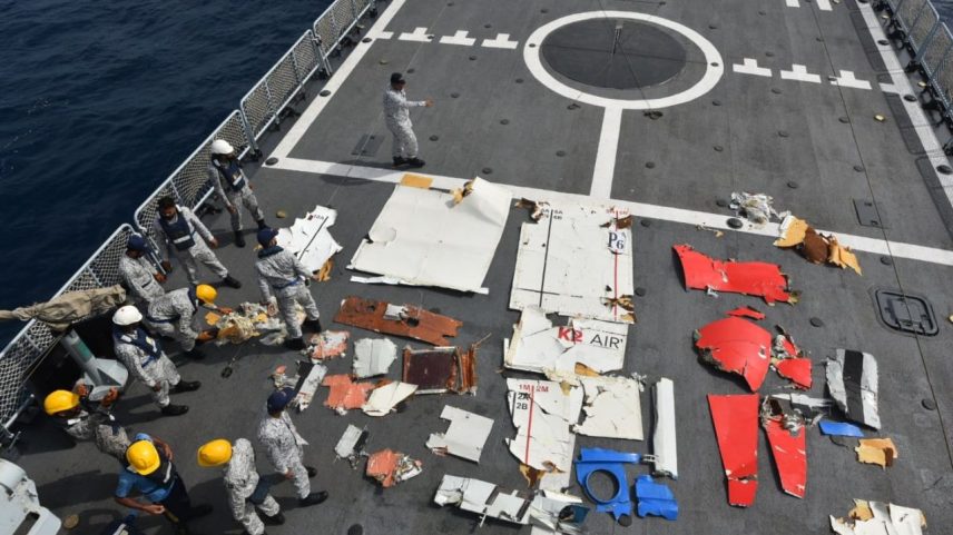 Equipes encontram destroços de avião que caiu no Paquistão
