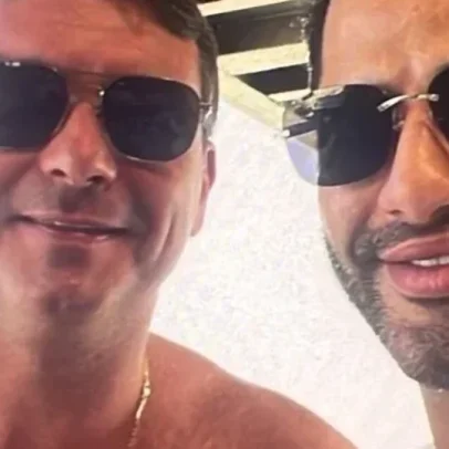 Flávio Bolsonaro aparece em foto ao lado de "Sicário"