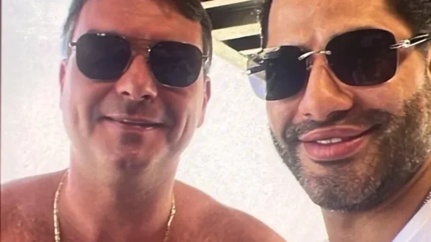 Flávio Bolsonaro aparece em foto ao lado de "Sicário"