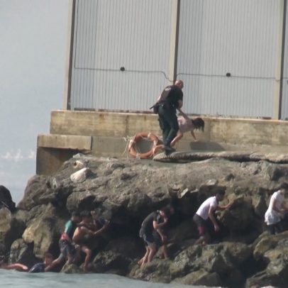 Vídeos mostram chegada em massa de migrantes a cidade da Espanha