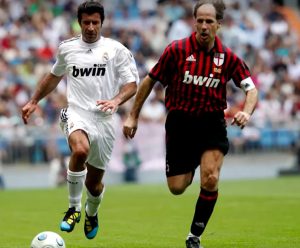 Baresi disputa a bola com o colombiano Alveiro Usuriaga, do Atlético Nacional, durante o Mundial de Clubes | Reprodução/Reuters
