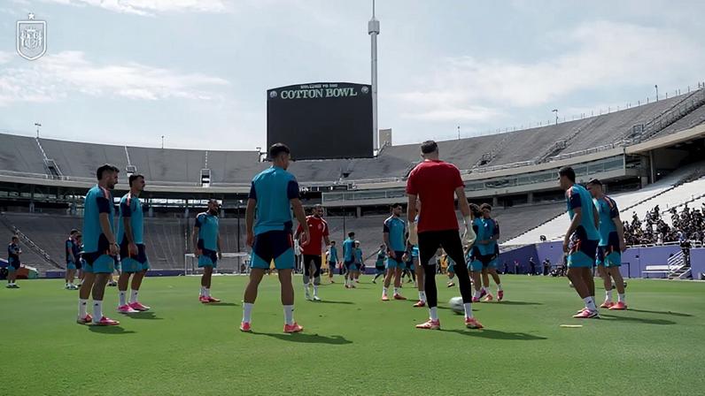 A equipe comandada por Luis de la Fuente realizou o último treino no Cotton Bowl Stadium antes das oitavas de final da Copa do Mundo FIFA contra Portugal.