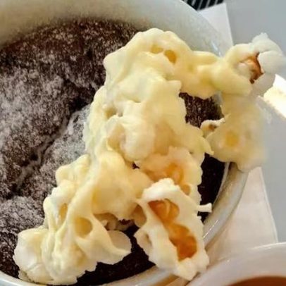 Soufflé de chocolate com pipoca é criação do chef Luis Henrique Nicolette