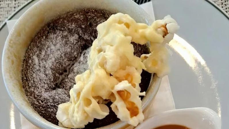 Soufllé de chocolate com caramelo de café e pipoca de chocolate branco