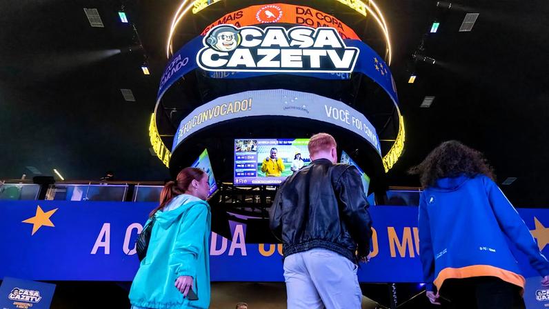 Fans de futebol durante transmissão da partida entre Alemanha e Curaçao na Casa Cazé TV, espaço temático montado no parque Villa-Lobos para a Copa do Mundo 2026 com telões para jogos, área de alimentação, de interação e experiências de ativação, shows e desafios relacionados ao futebol. Foto: Daniel Teixeira/Estadão