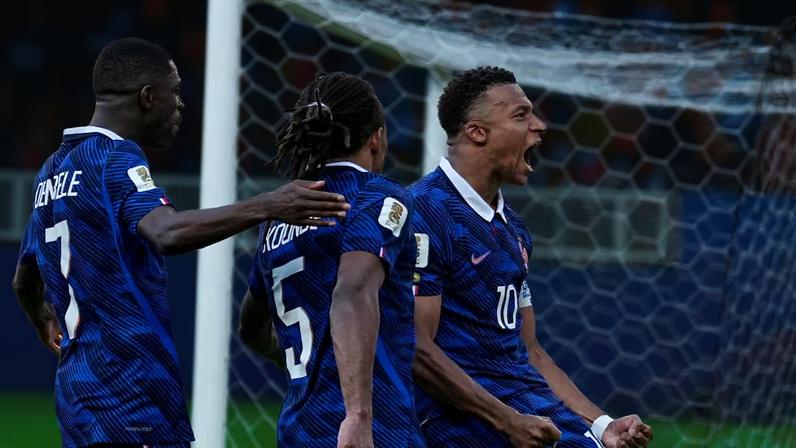 Kylian Mbappe comemora gol da França contra o Paraguai em duelo pelas oitavas da Copa.
