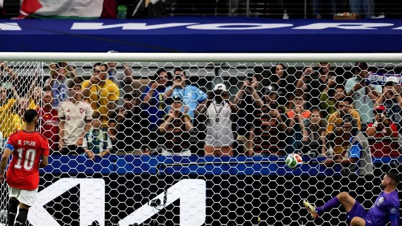 Salah sorri durante a classificação egípcia no AT&T Stadium.