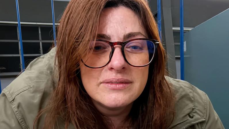 Professora relata que aluno colocou vidro em seu copo de água e desabafa em vídeo nas redes sociais.